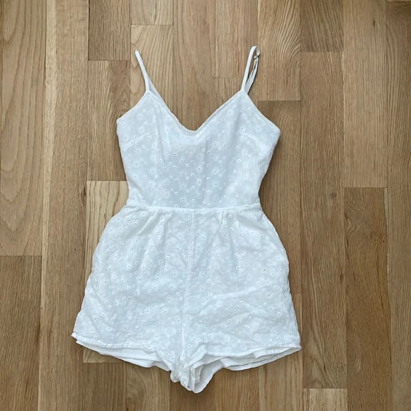 Tilly's Sky and Sparrow White Eyelet Romper - Picture 3 of 7